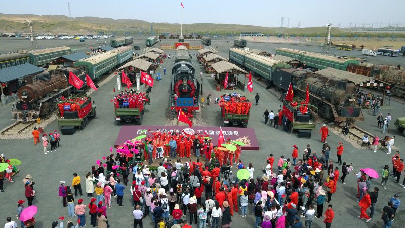 宁夏钢铁集团“时代光耀”基地举办红歌大联唱 火车大游行欢庆“五一”活动